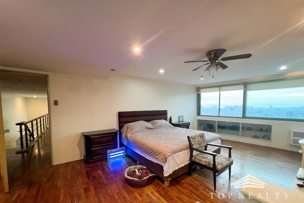 Pioneer Highlands | Luxurious Three Bedroom 3BR Bi-Level Penthouse unit Condo fo