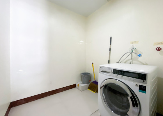 Fully furnished Condo Unit with balcony for Sale in Three Central, Makati City