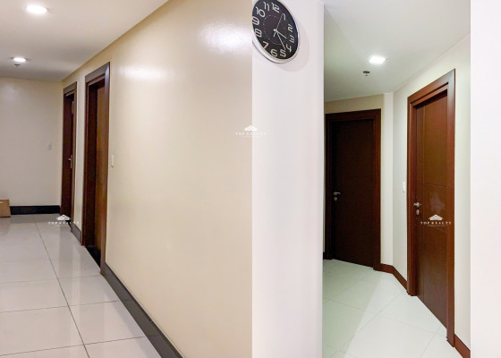 Fully furnished Homey Corner unit for Sale in Three Central, Makati City