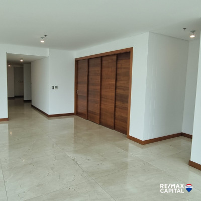 Condominium Unit in Two Roxas Triangle, Makati