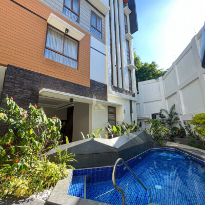 Stunning Modern Townhouse with Elevator For Sale