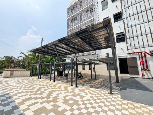 A Lavishing One Floor per Unit Condo for Sale in Commonwealth