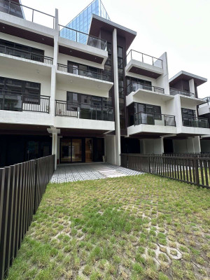 Pristine 5-Bedroom Townhouse, in Mandaluyong