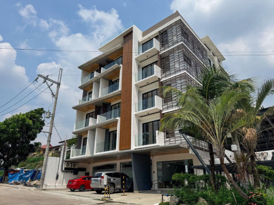 A Lavishing One Floor per Unit Condo for Sale in Commonwealth