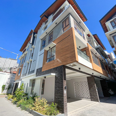 Stunning Modern Townhouse with Elevator For Sale