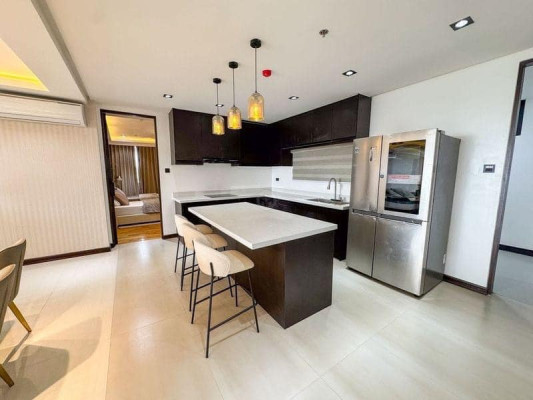 A Lavishing One Floor per Unit Condo for Sale in Commonwealth