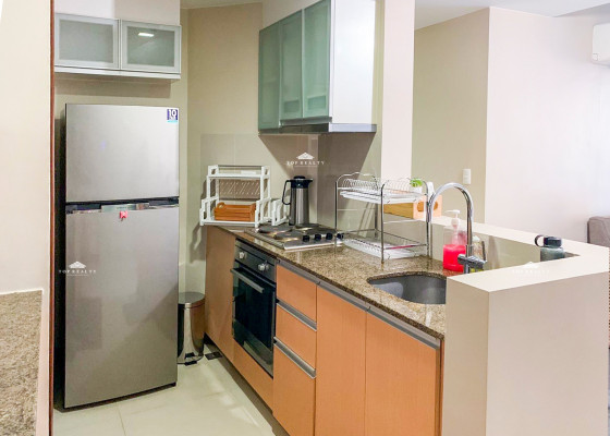 Fully furnished Homey Corner unit for Sale in Three Central, Makati City