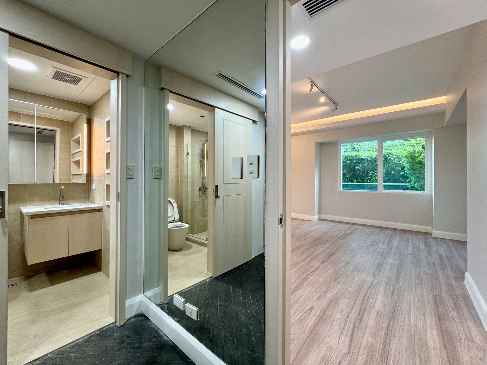 Grab this Breathtaking 2-Bedroom Condo Unit in Rockwell, Makati photo 3