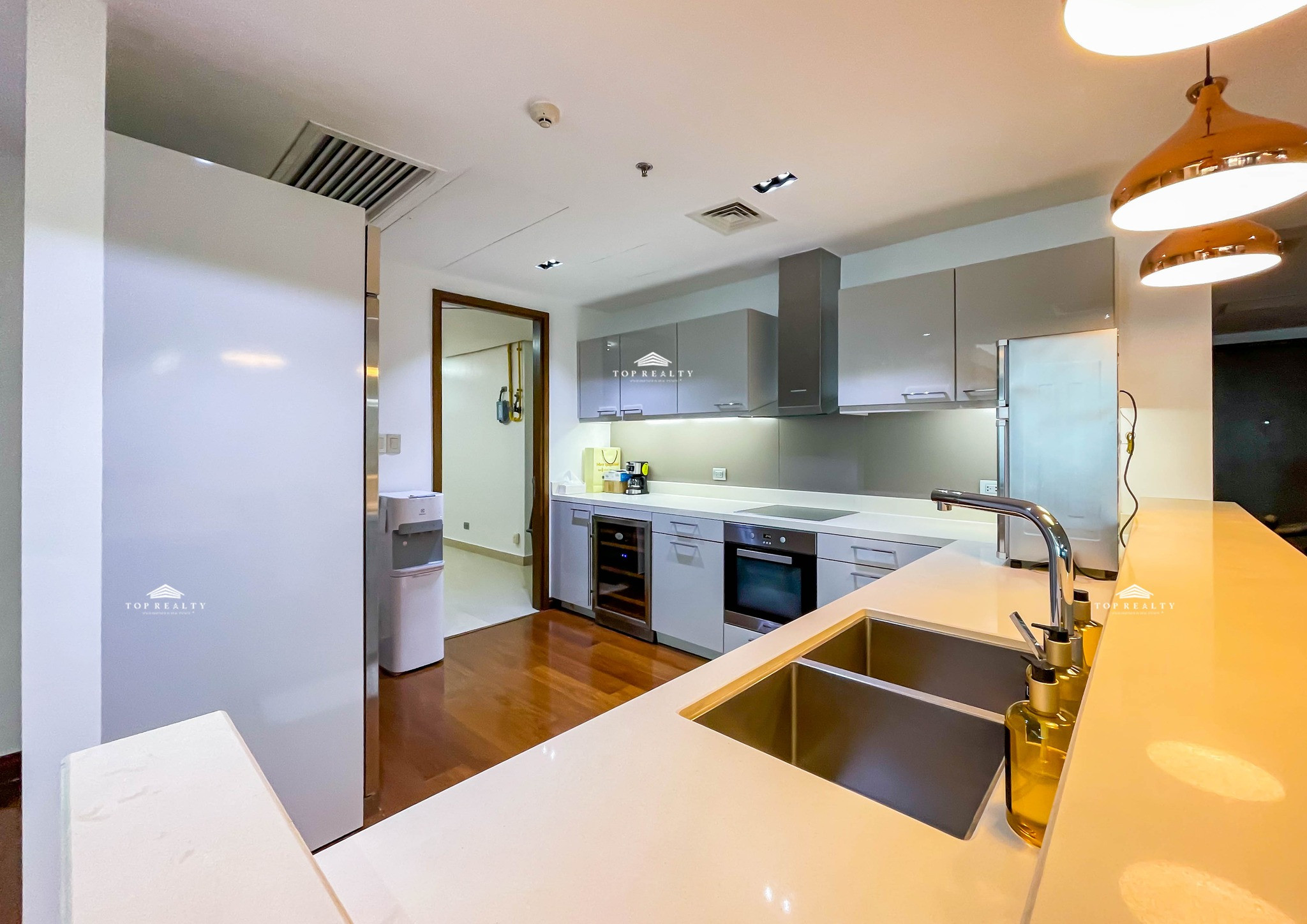 A prime and exclusive condo unit photo 3