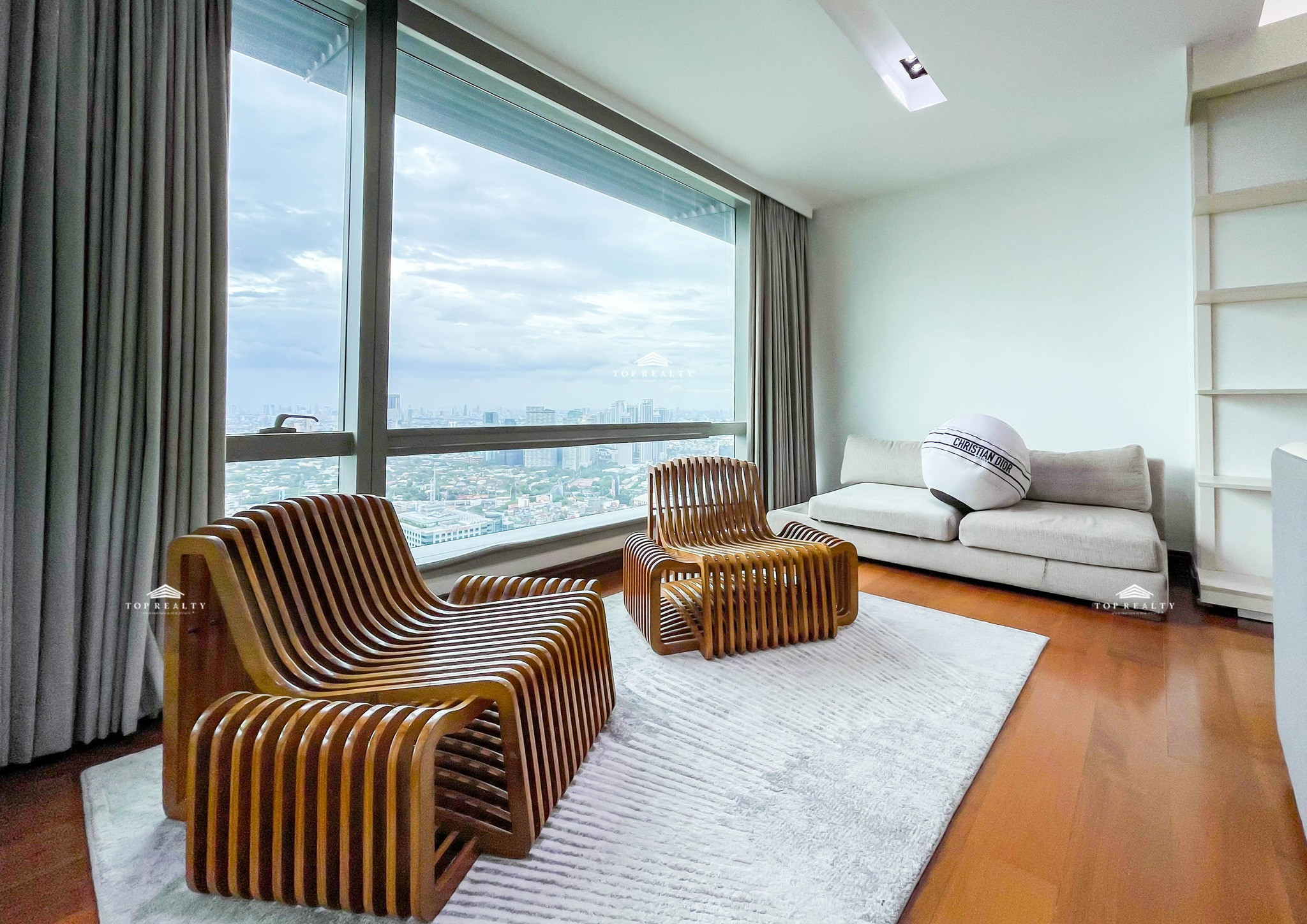 A prime and exclusive condo unit photo 1