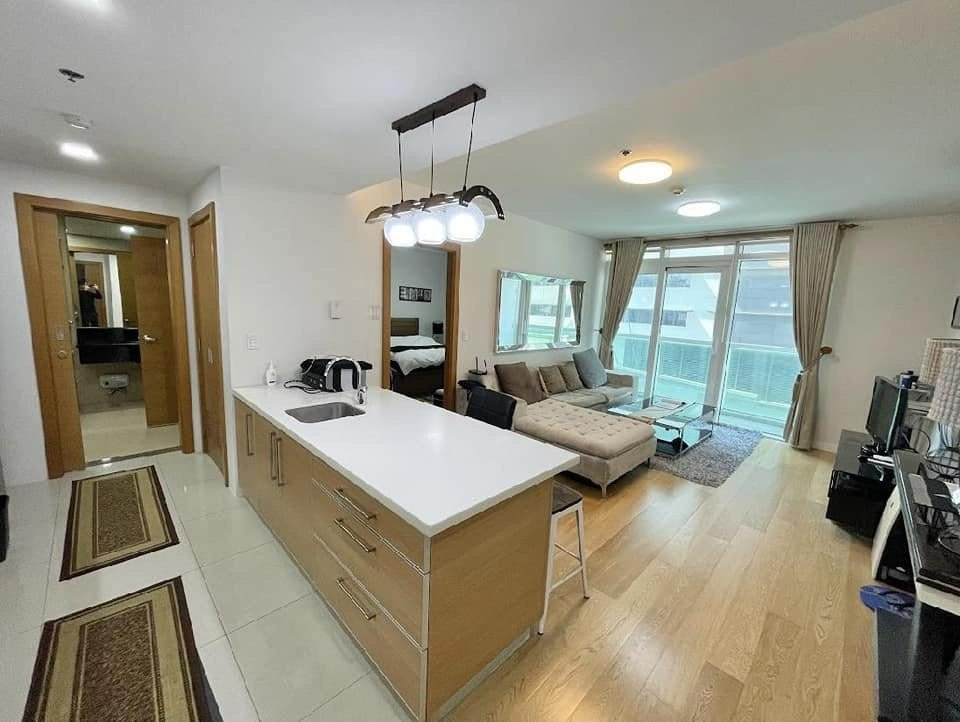 Park Terraces Point Tower Makati 1BR Condo For Sale photo 3