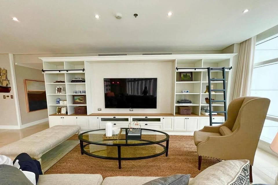 TWO ROXAS TRIANGLE 3 Bedroom Fully furnished and Interior decorated photo 1