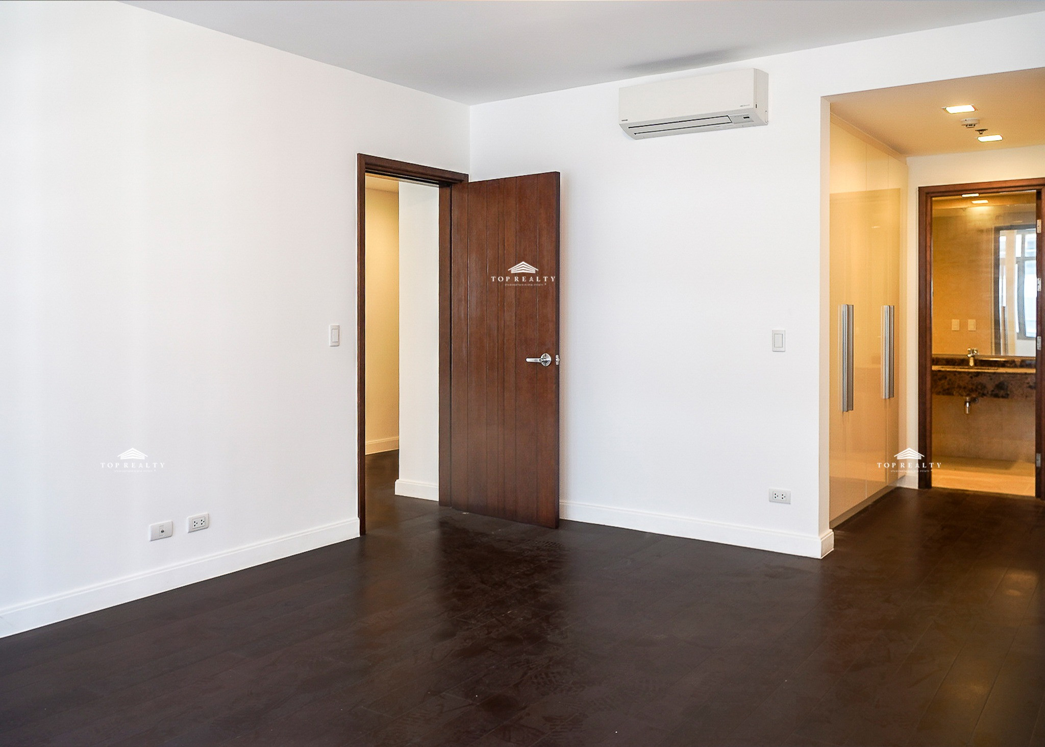 2-bedroom Corner Unit with Balcony for Sale in The Suites, Bonifacio Global City photo 5