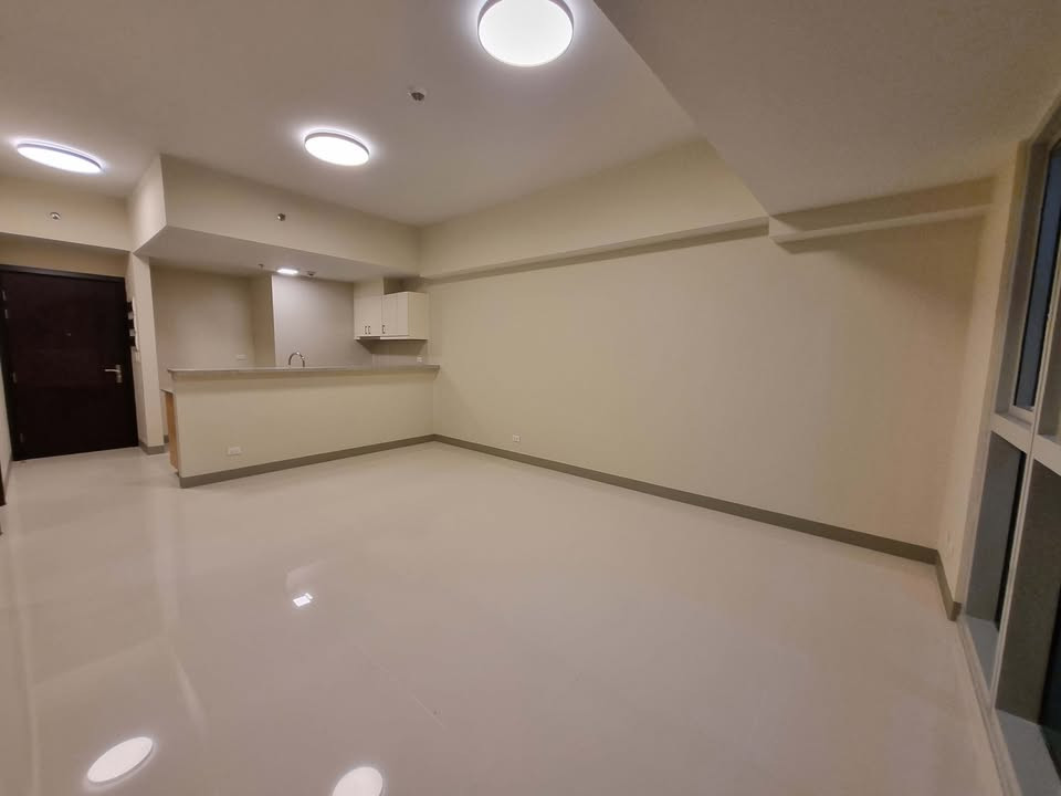 Semi-furnished 3-bedroom condo for sale with parking at Uptown Parksuites tower photo 2