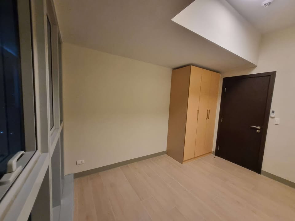 Semi-furnished 3-bedroom condo for sale with parking at Uptown Parksuites tower photo 5