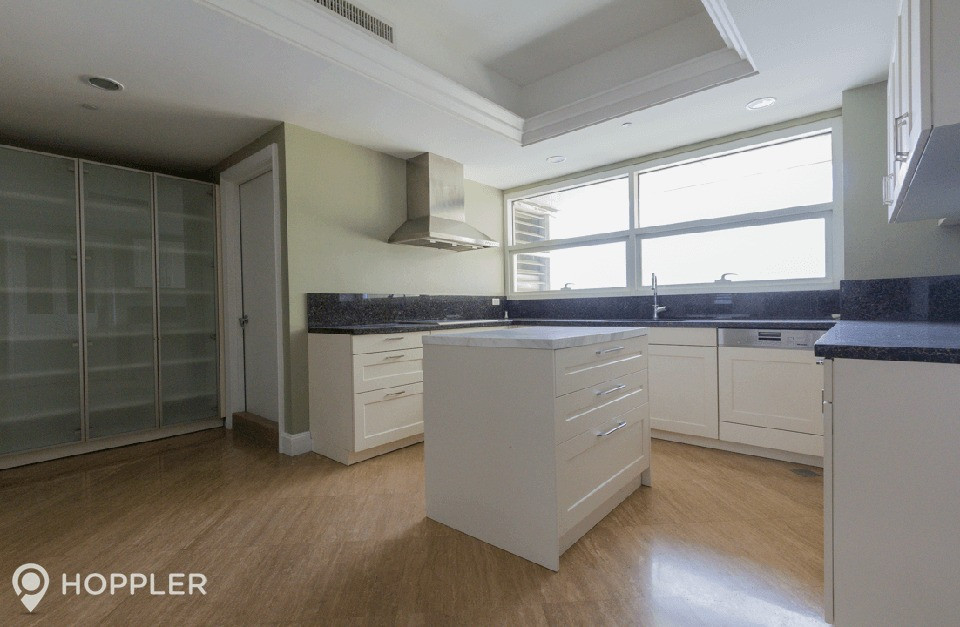 4BR Condo for Sale in Discovery Primea, Urdaneta Village, Makati photo 5