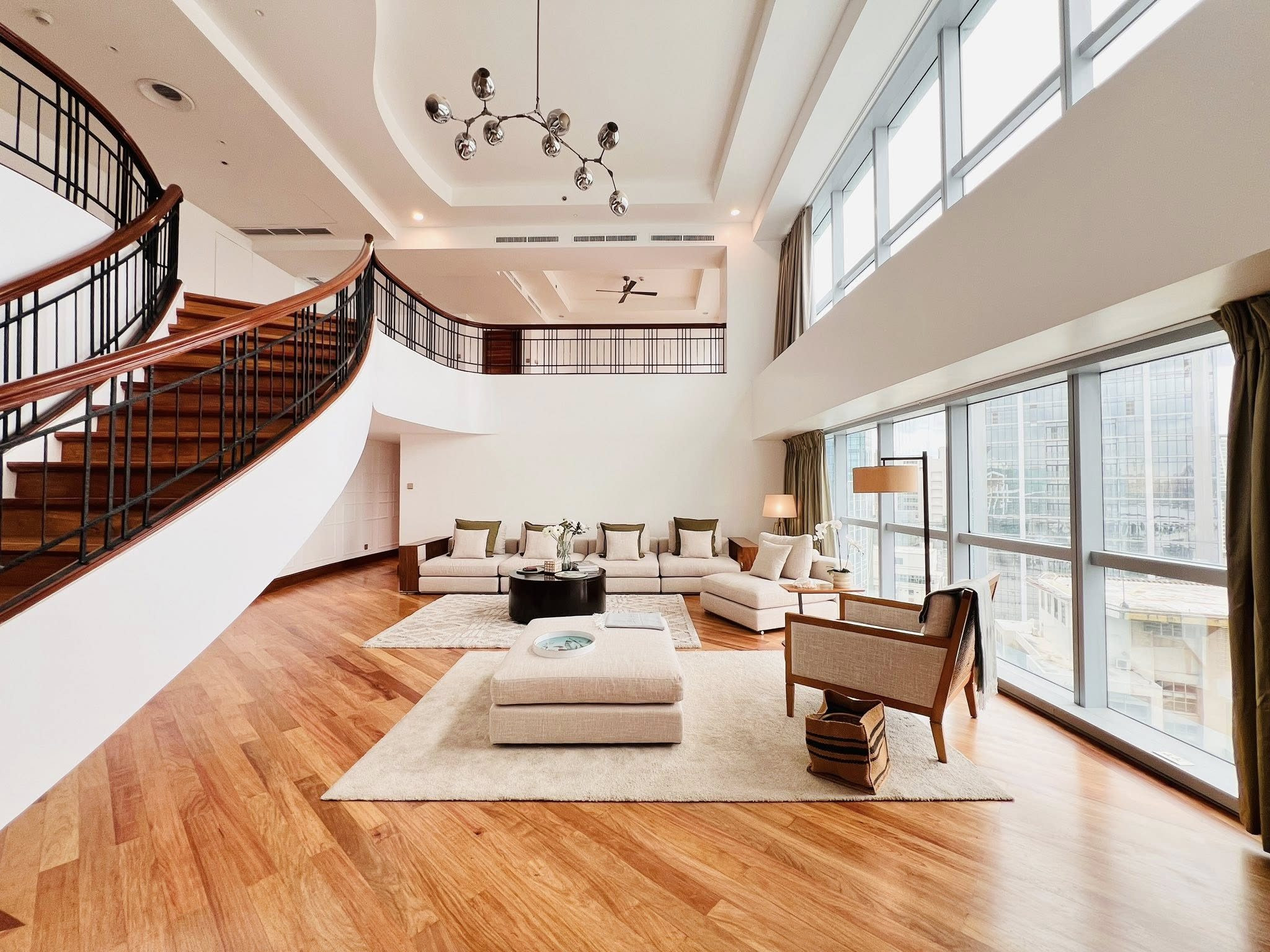 Walk-Through this 4-Bedroom Penthouse Bi-Level Unit in The Forbes Tower photo 1