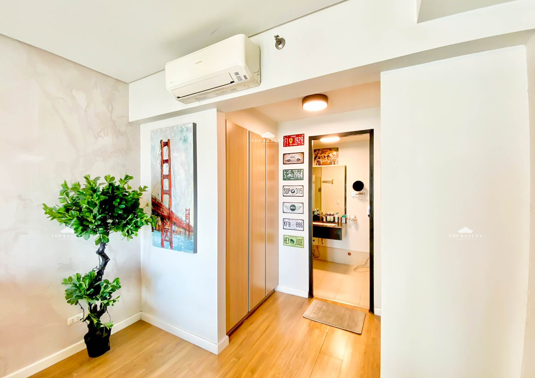 Two Serendra This fully furnished corner unit offers sweeping vistas of Laguna photo 4