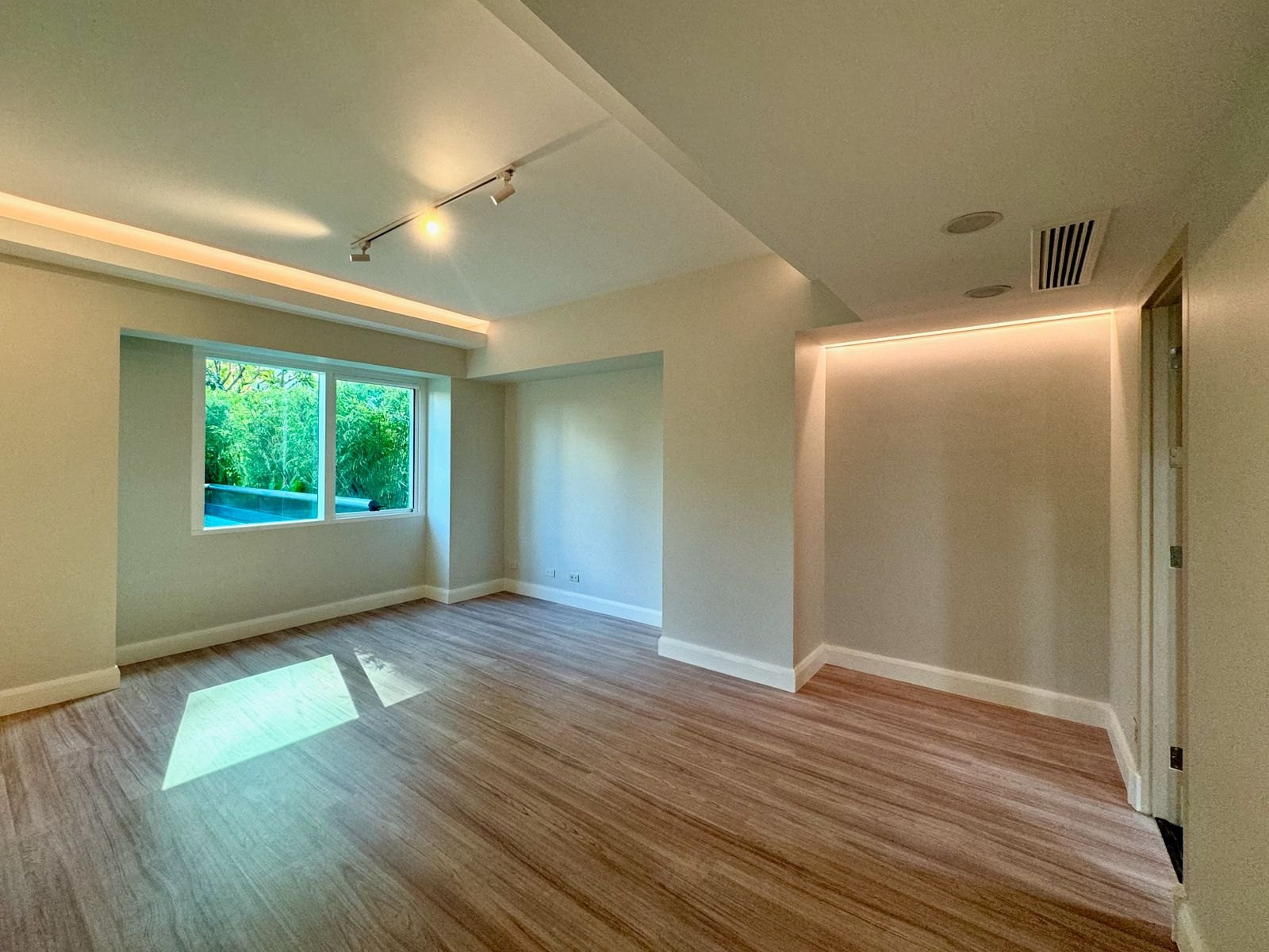 Grab this Breathtaking 2-Bedroom Condo Unit in Rockwell, Makati photo 4