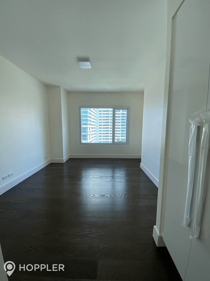 3BR Condo for Sale in Edades Suites, Poblacion, Makati photo 3