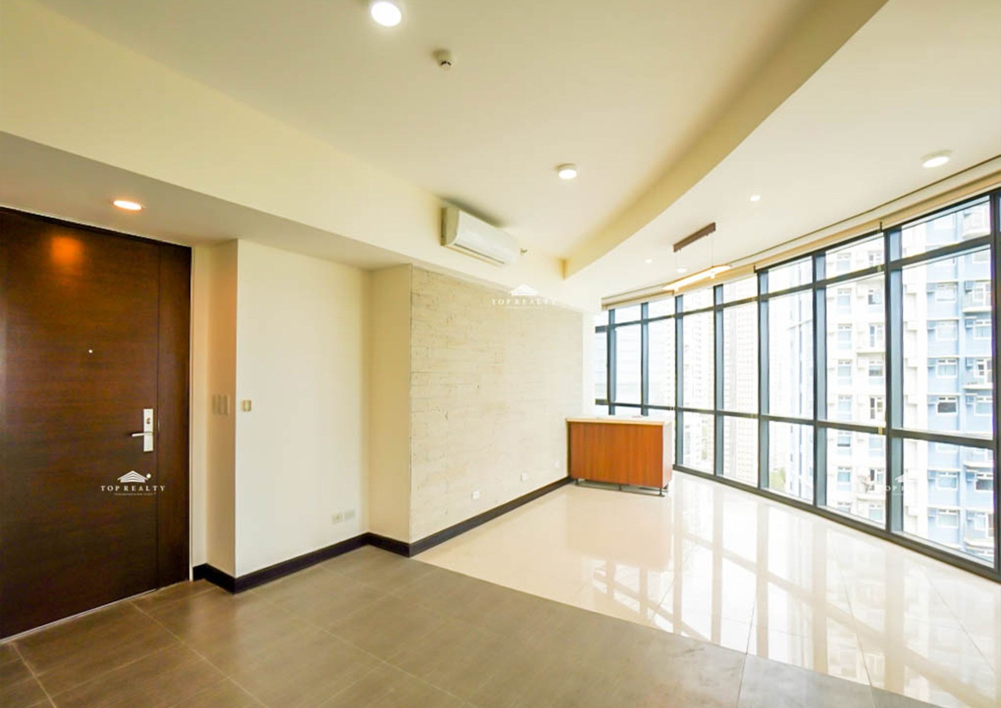 Exclusive and spacious residence in a prime BGC location photo 1