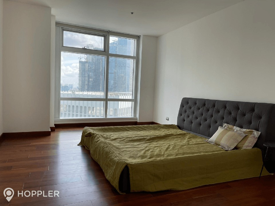 3BR Condo for Sale in Two Roxas Triangle, Salcedo Village, Makati photo 5