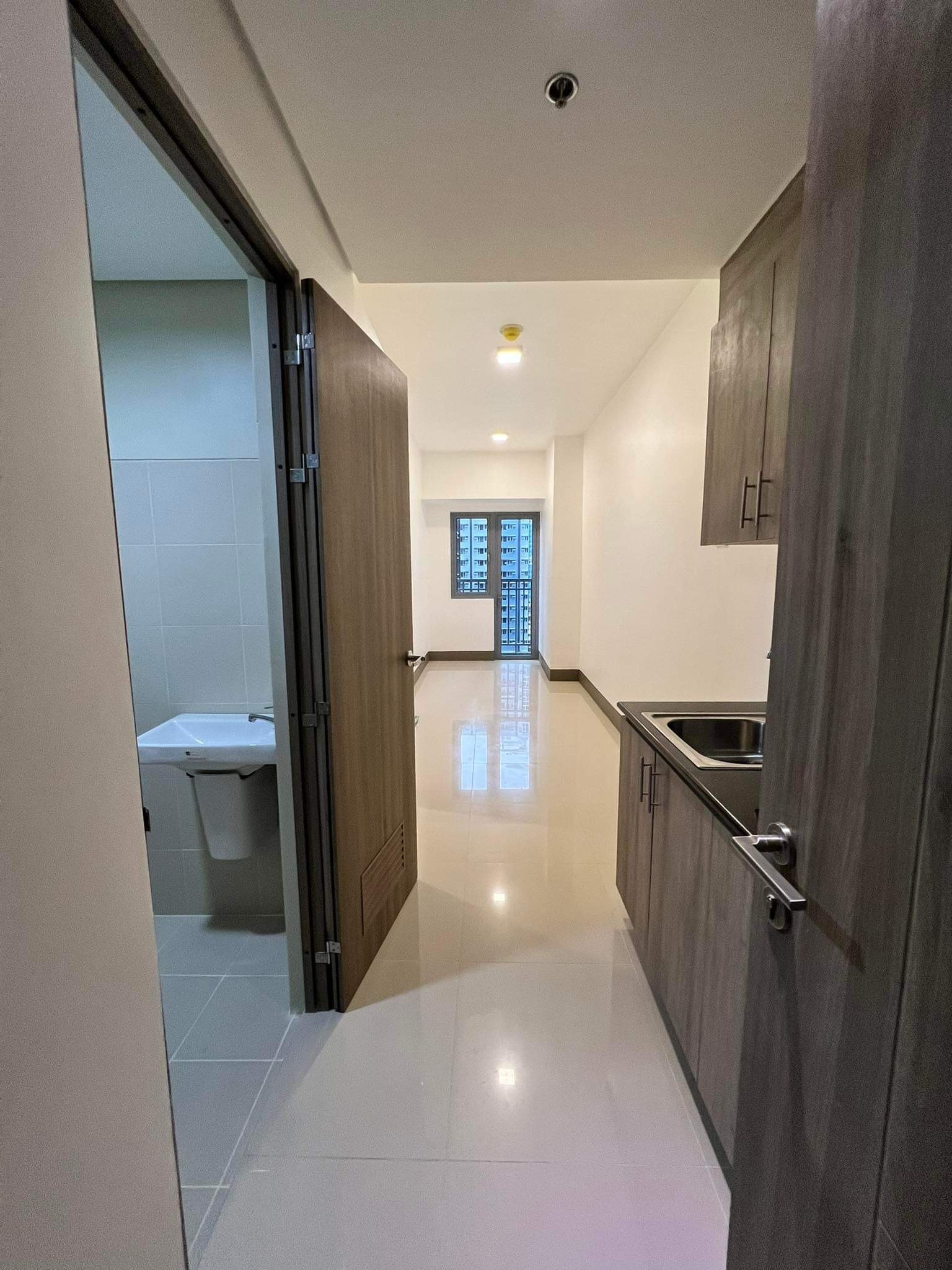 1br Bare Unit condo for rent suite A family with 1 balcony photo 4