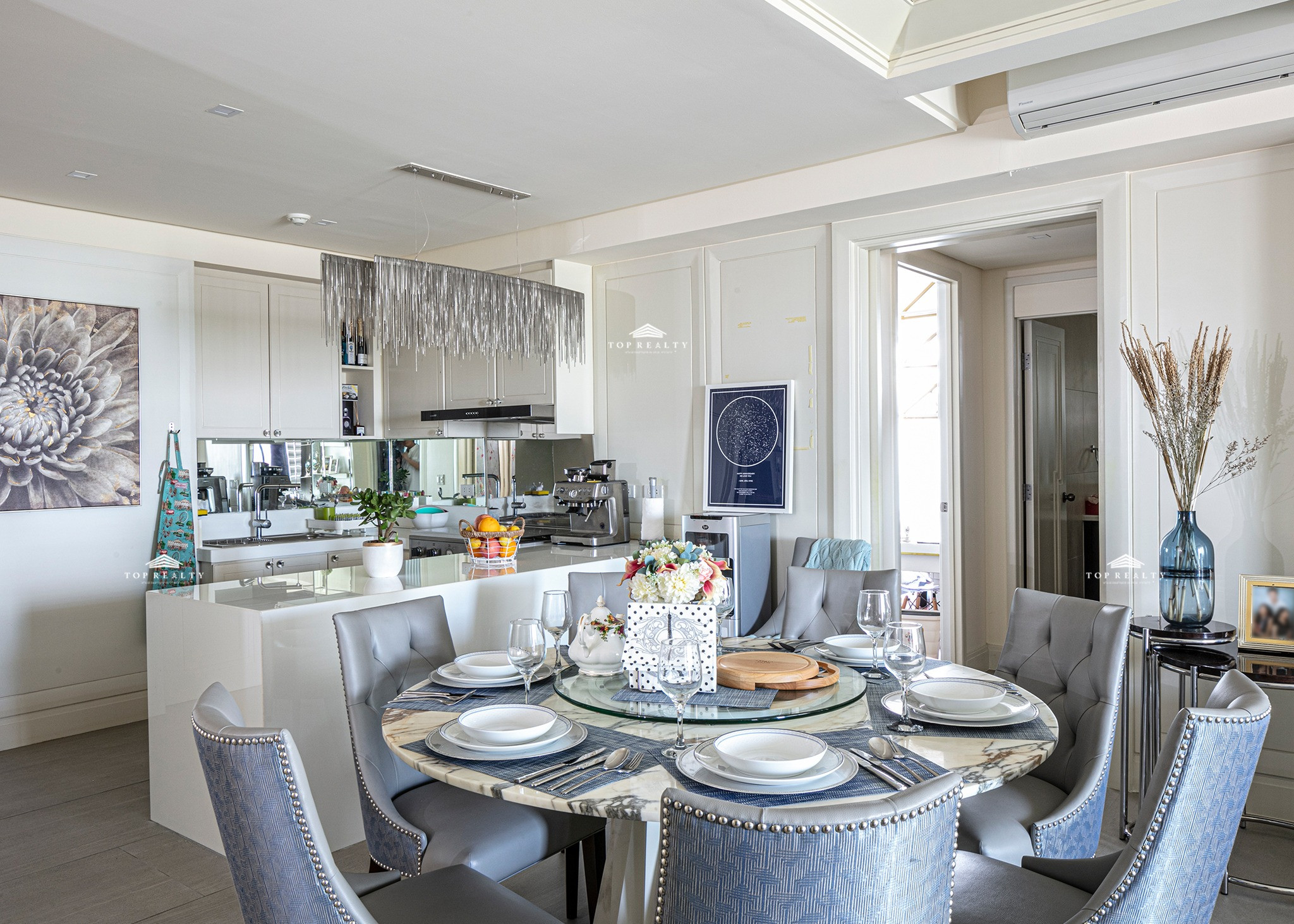 Glamorous Chic Corner unit Condominium with golf course and city views photo 1