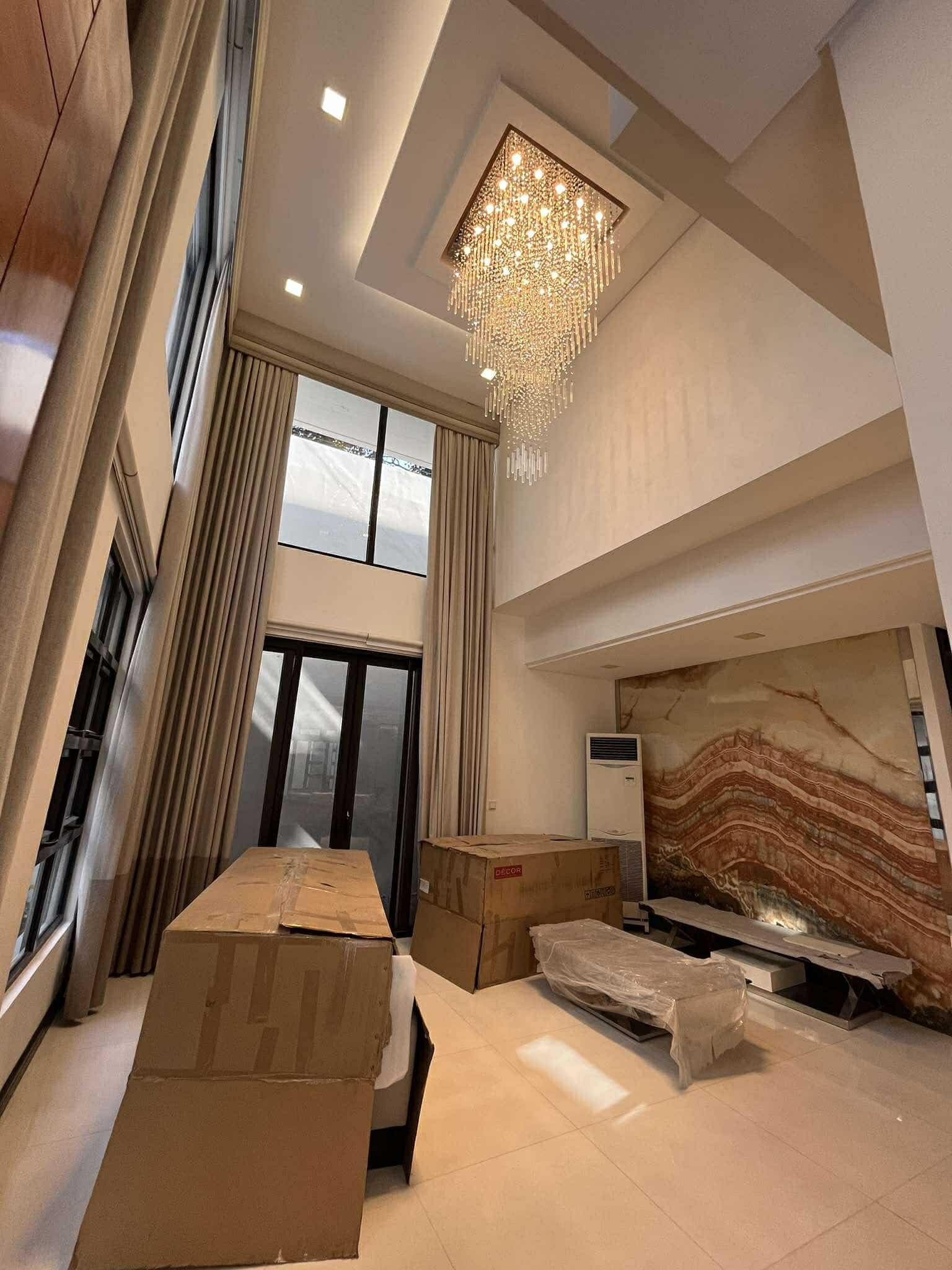 Grab this Spacious Single-Detached Townhouse in New Manila photo 1