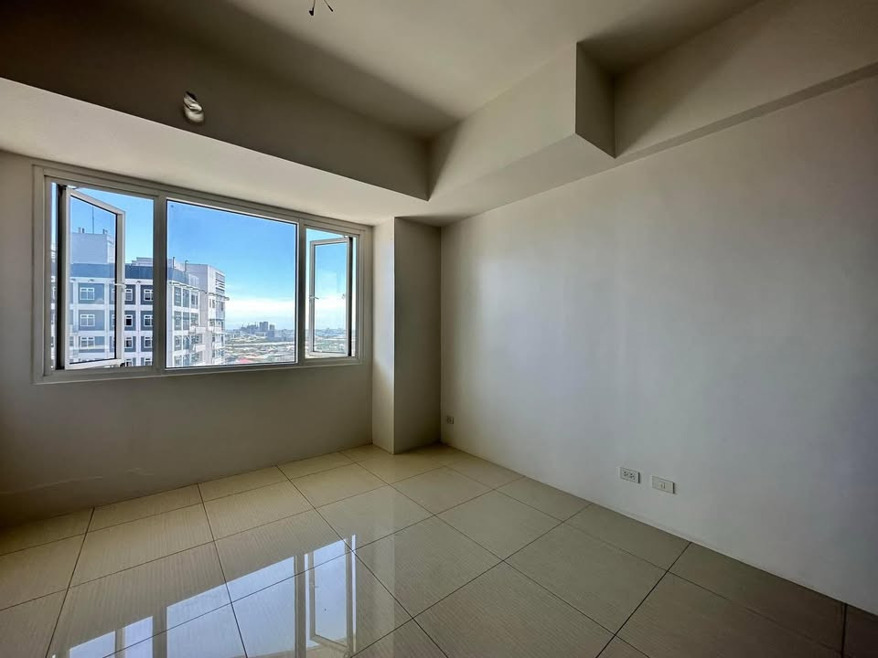 Calyx Residences 1 bedroom unit with 1 car park photo 3