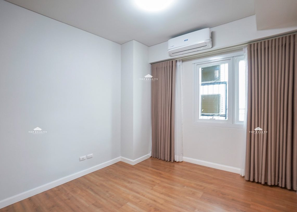 Brand New Condo Unit with Balcony for Sale in Two Serendra photo 4