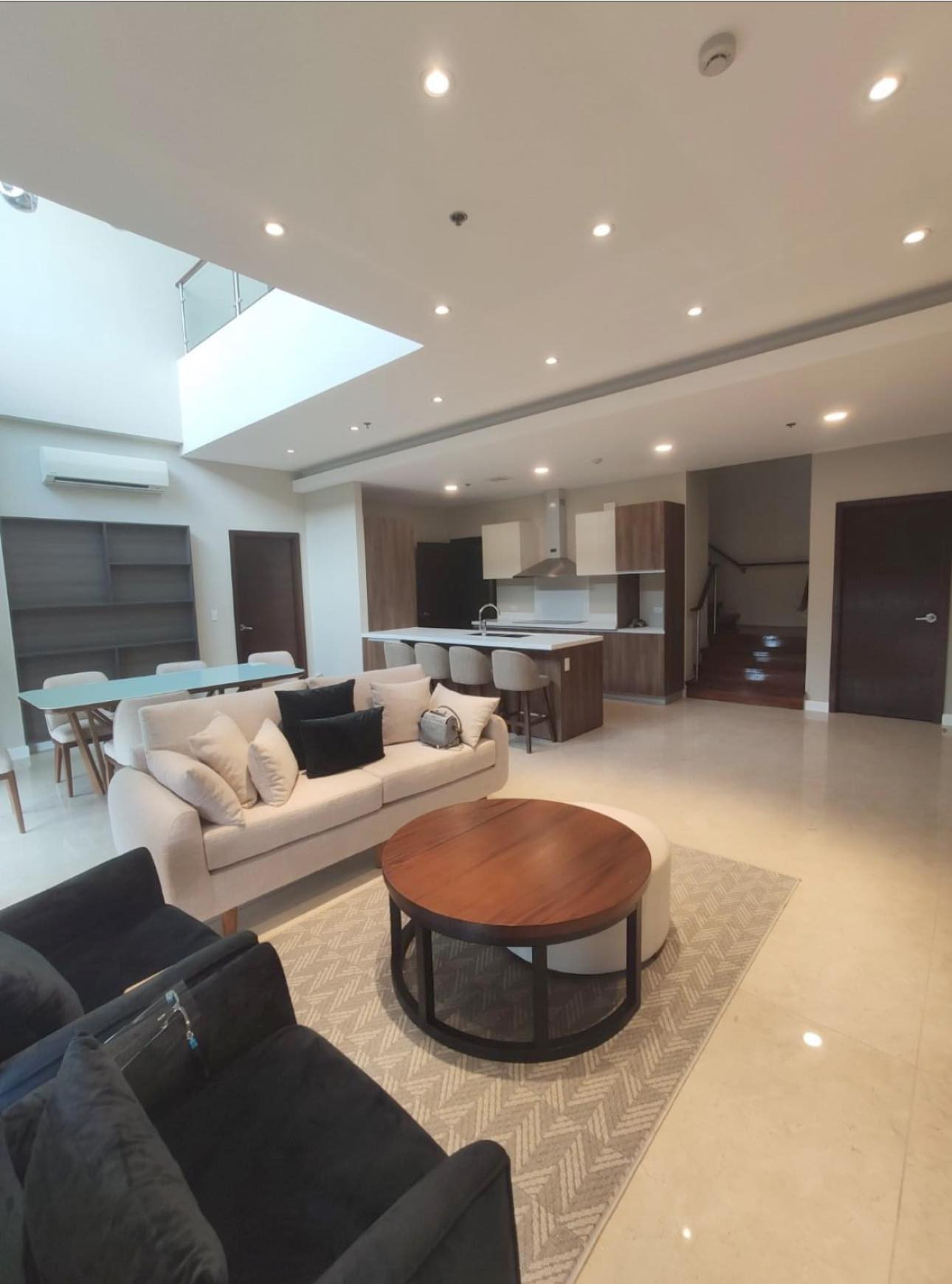 A Chic 3 Bedroom Penthouse for Sale in Arca South, Taguig City photo 3
