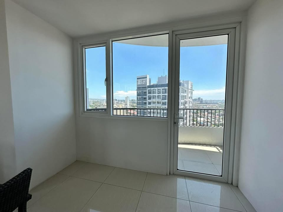 Calyx Residences 1 bedroom unit with 1 car park photo 5