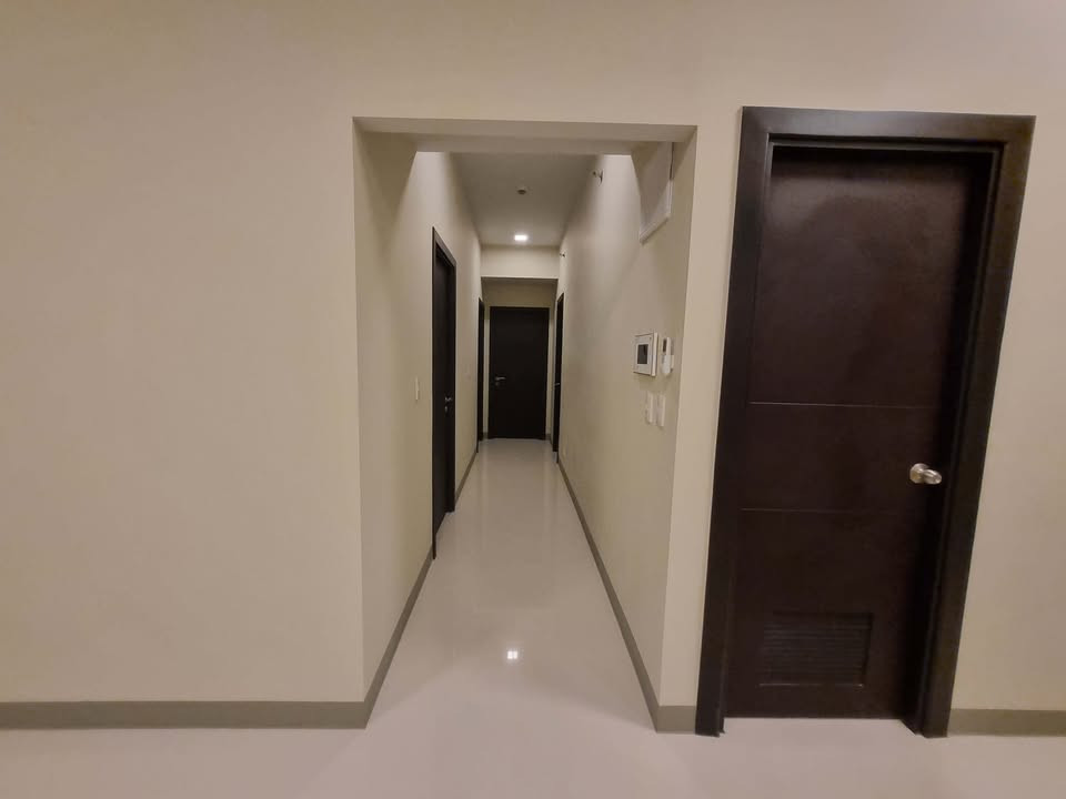 Semi-furnished 3-bedroom condo for sale with parking at Uptown Parksuites tower photo 4