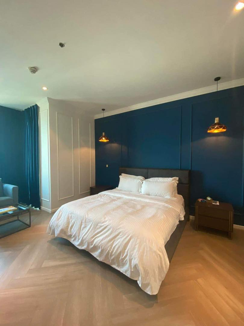 A Sophisticated Lower Penthouse for Sale in Makati photo 2