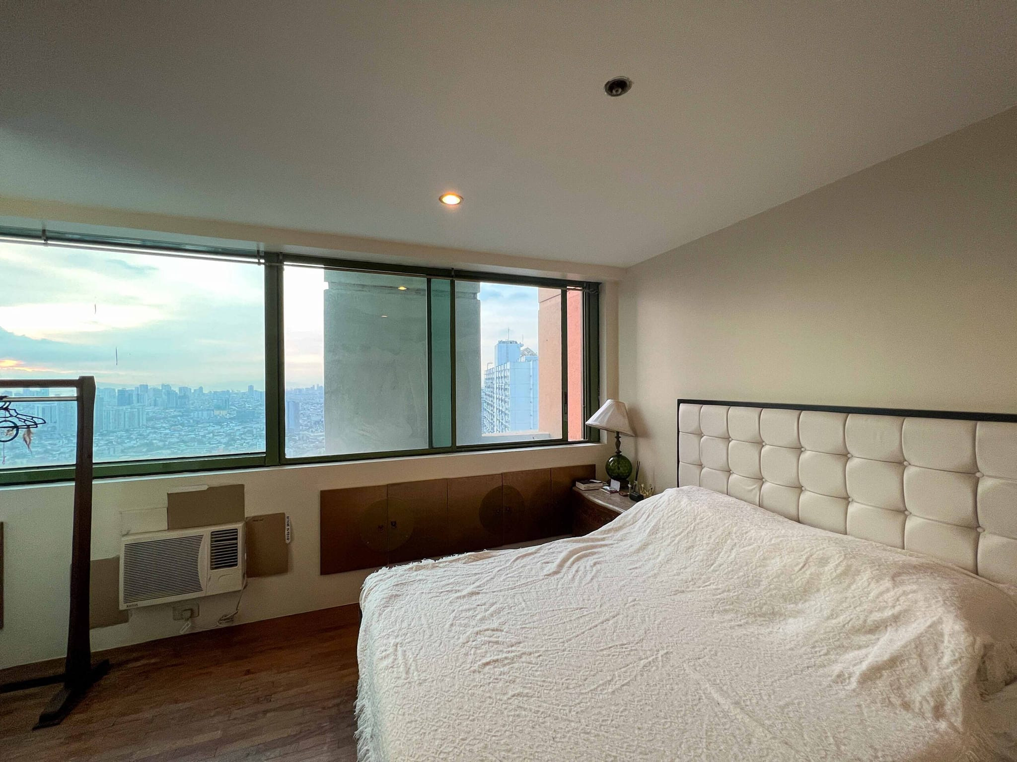 Pioneer Highlands | Luxurious Three Bedroom 3BR Bi-Level Penthouse unit Condo fo photo 5