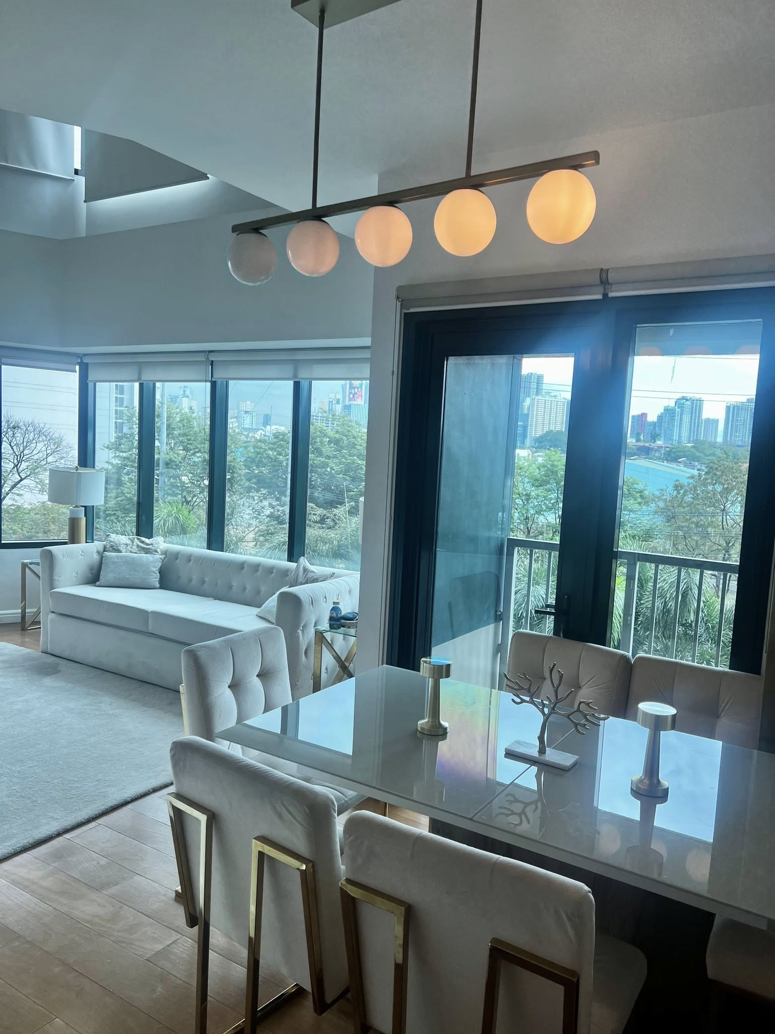 One Rockwell East 1BR unit with parking photo 3