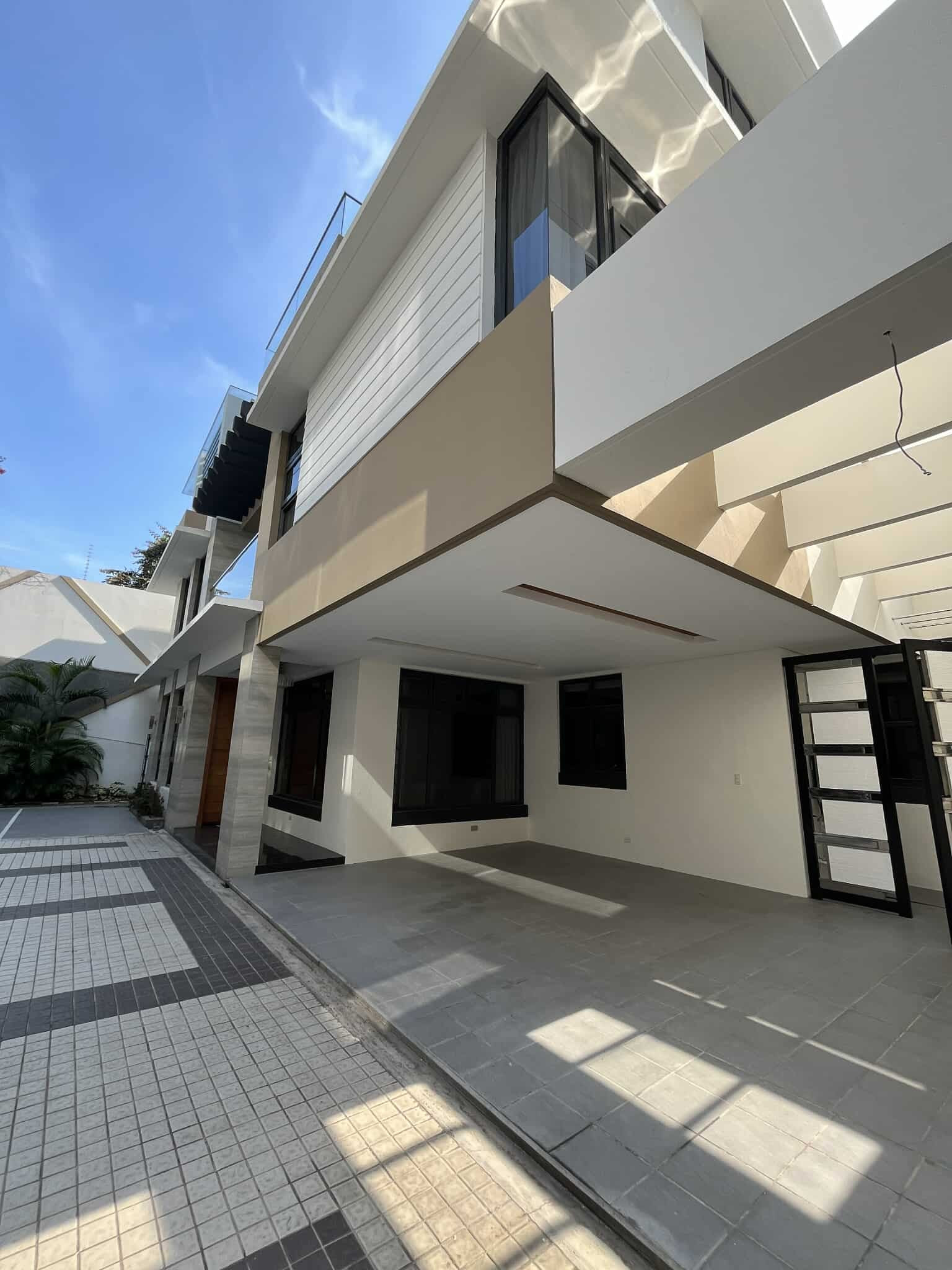 Grab this Spacious Single-Detached Townhouse in New Manila photo 5