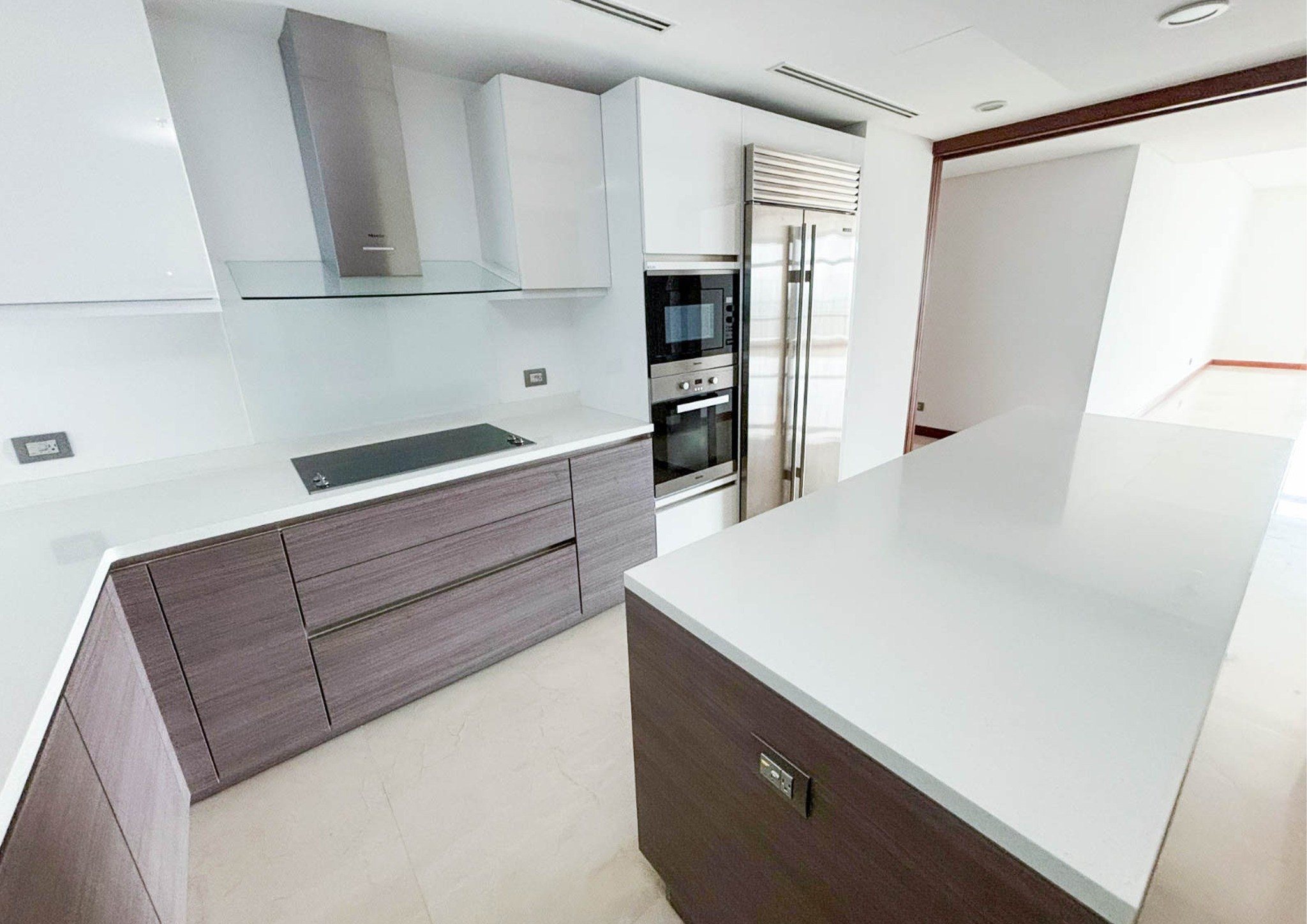 3-bedroom condominium photo 4