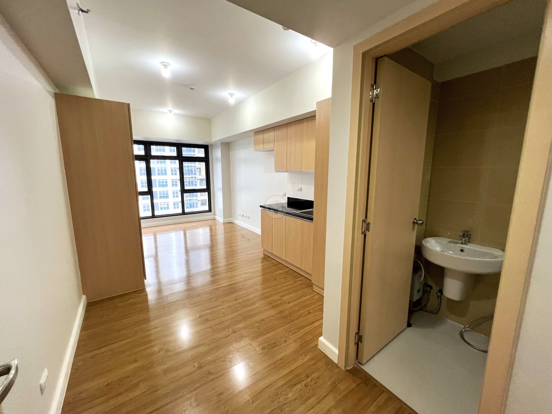 A Bright and Breezy 3 Bedroom (twin flat/ investor's unit) for Sale in Pasig photo 3