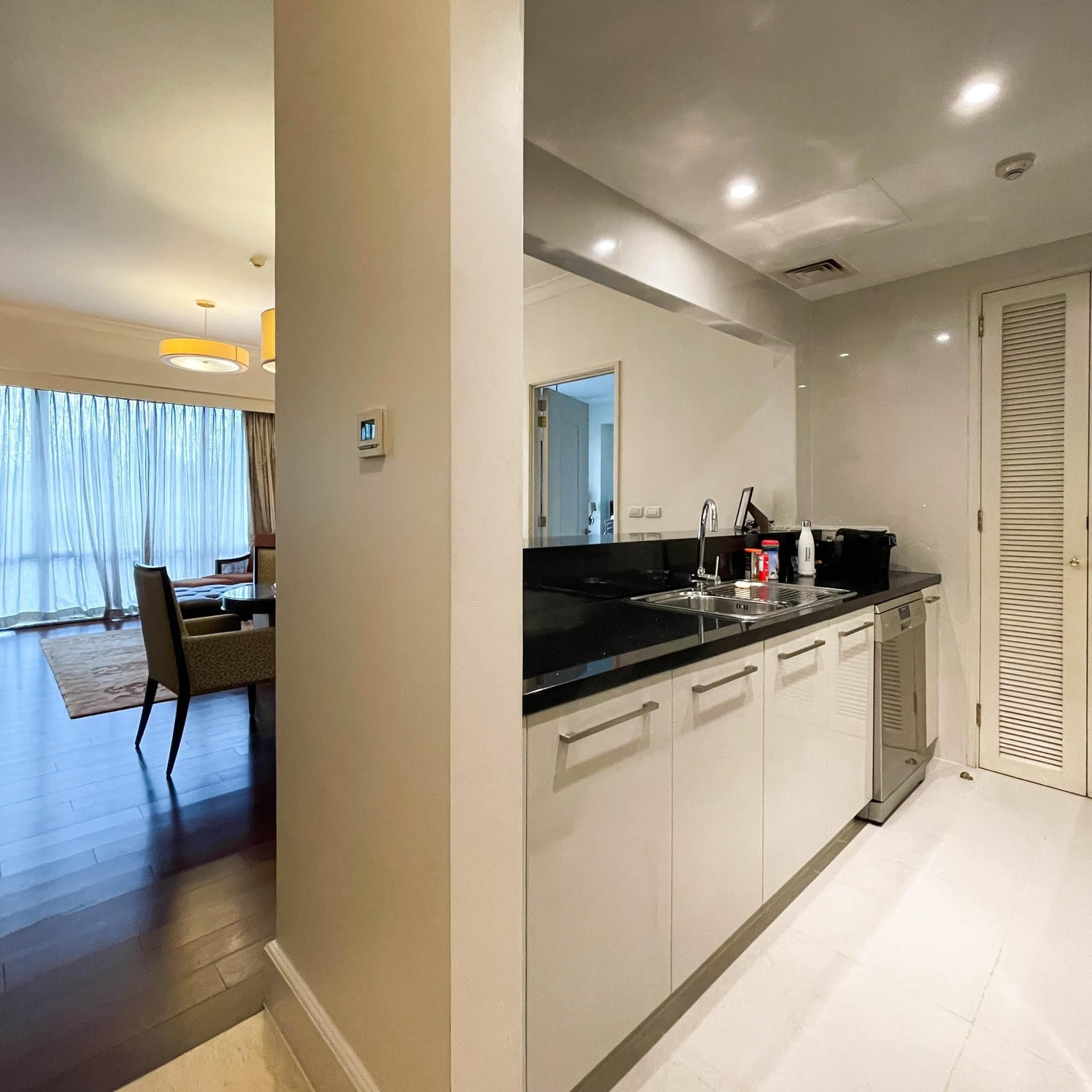 A Dazzling Condo Unit for Sale in Raffles Makati. photo 4