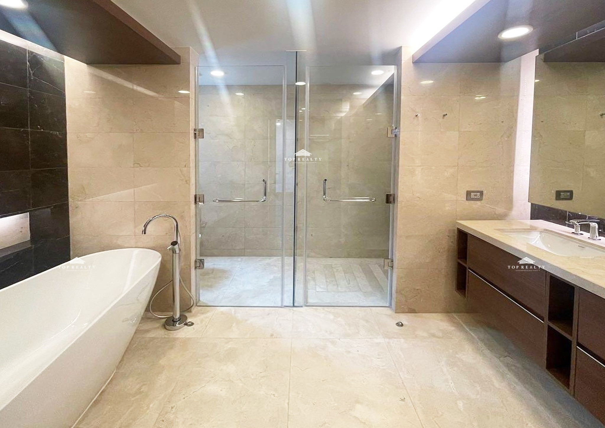 3BR Special Garden Condo Unit for Sale in Two Roxas Triangle, Makati City photo 4