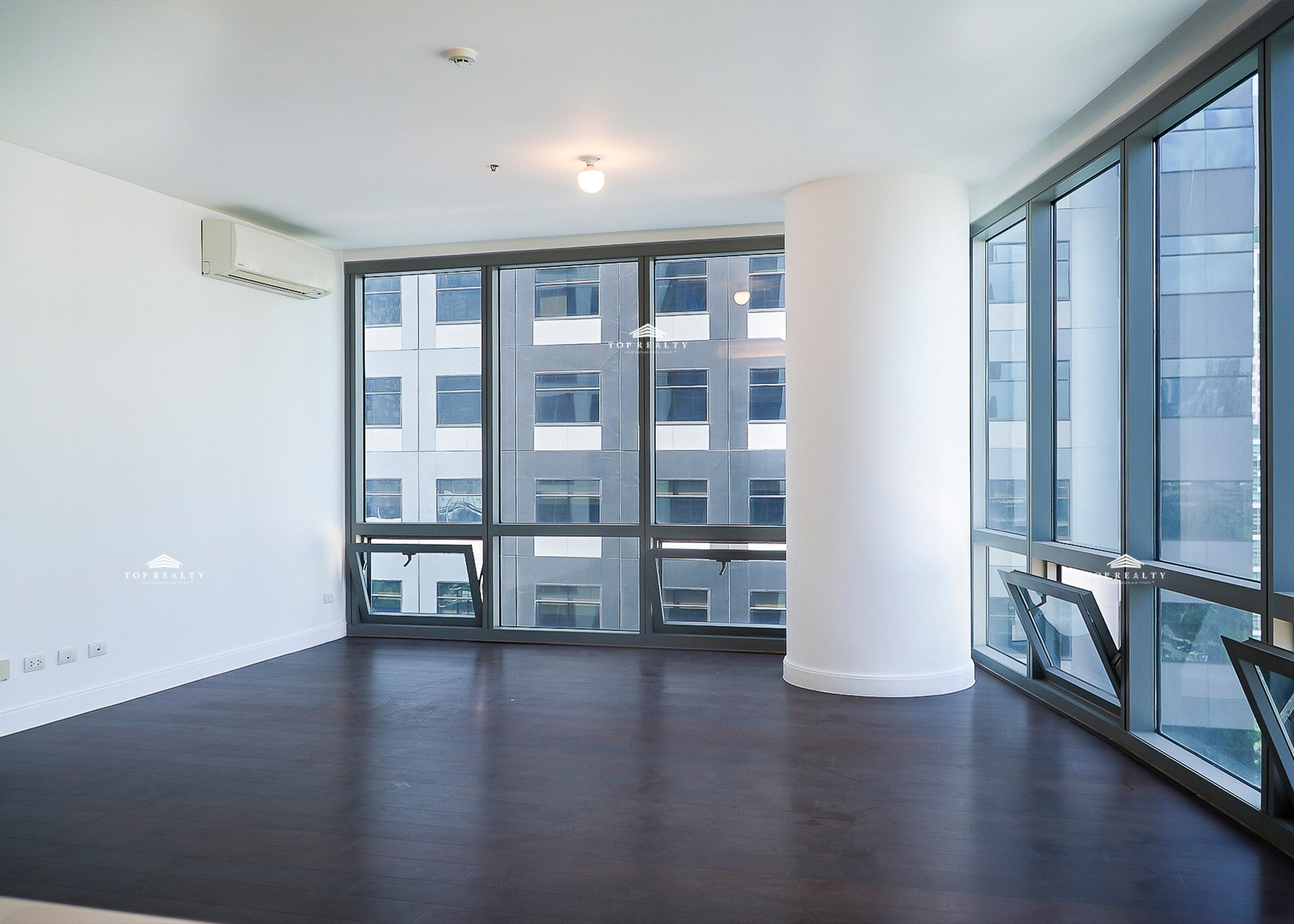 2-bedroom Corner Unit with Balcony for Sale in The Suites, Bonifacio Global City photo 1