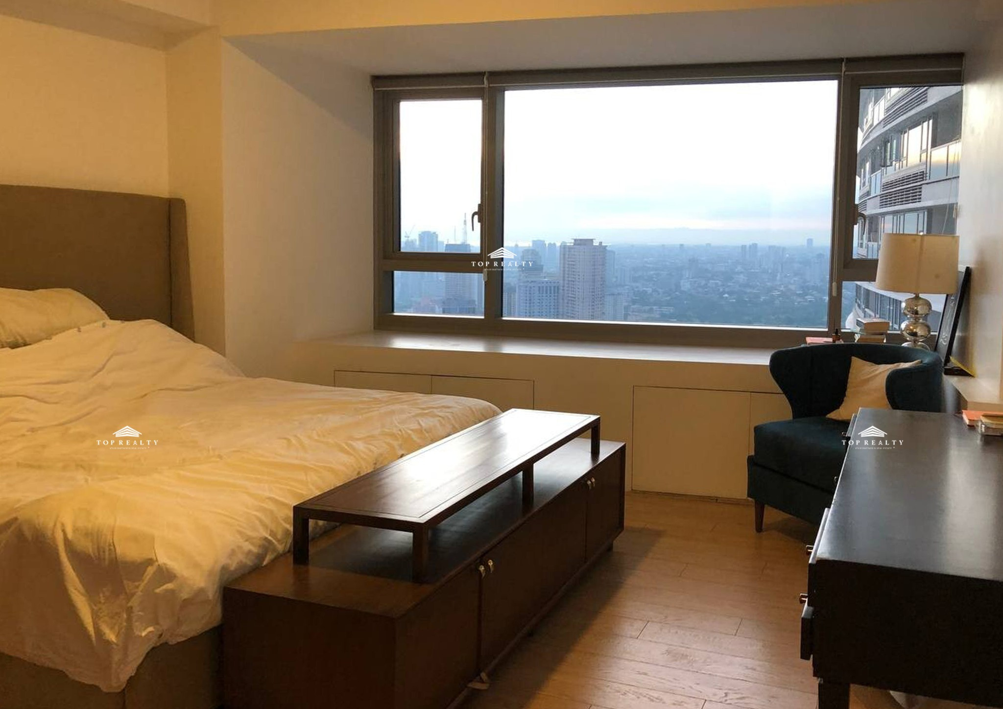 Interior-decorated Condo Unit with Unobstructed City view for Sale in One Shangr photo 4