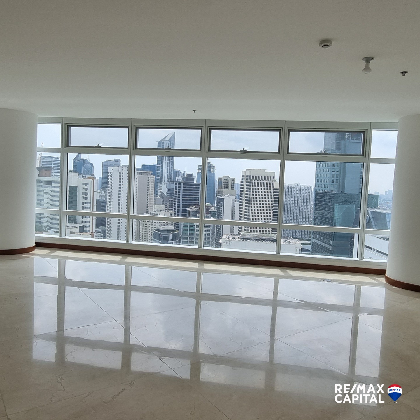 Condominium Unit in Two Roxas Triangle, Makati photo 1