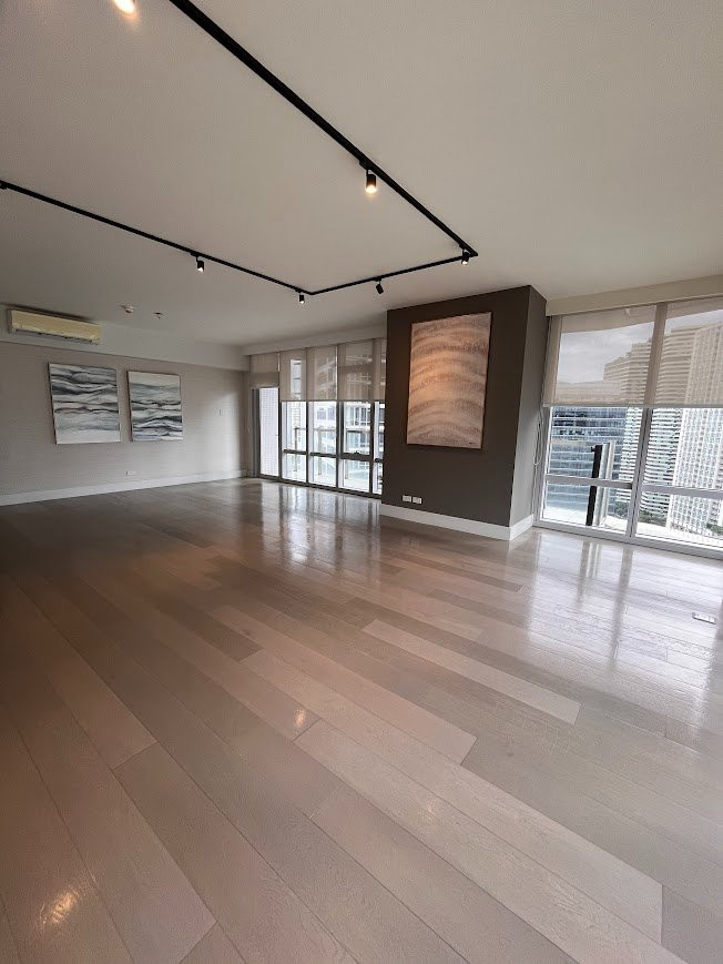 3 Bedroom in Sakura Tower For Sale photo 2