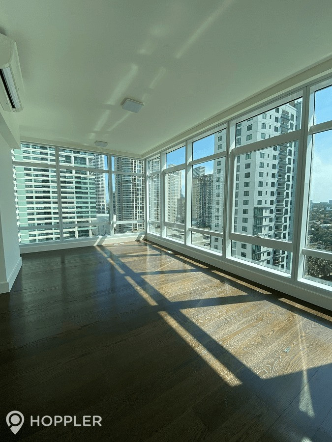 3BR Condo for Sale in Edades Suites, Poblacion, Makati photo 1