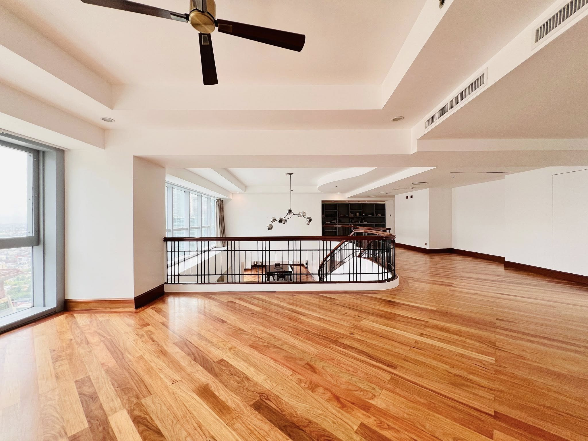 Walk-Through this 4-Bedroom Penthouse Bi-Level Unit in The Forbes Tower photo 3