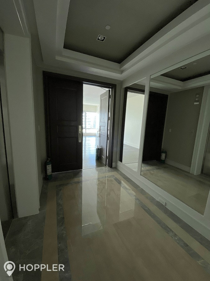 3BR Condo for Sale in Edades Suites, Poblacion, Makati photo 5