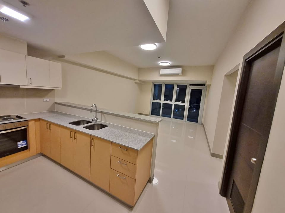 Semi-furnished 3-bedroom condo for sale with parking at Uptown Parksuites tower photo 1